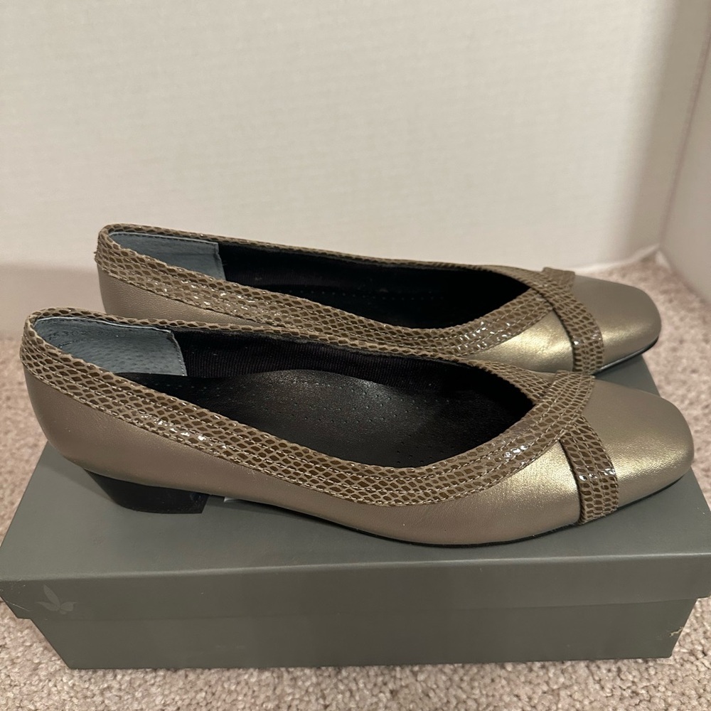 Walking Cradles Women's Taupe Flats, Pewter Leath, 8 1/2N, NWT - Picture 4 of 8